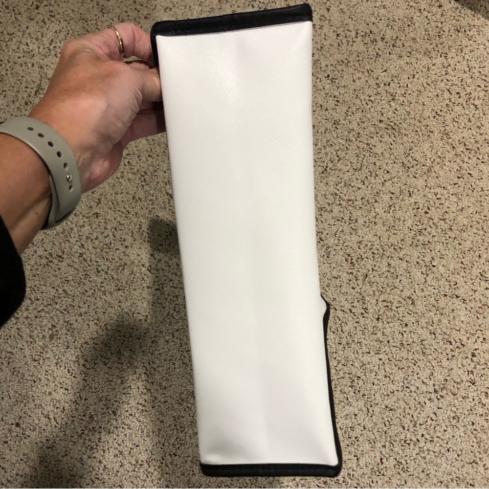 Pandora white bag size 15 x 13 x 4.  Excellent condition. - Picture 8 of 8